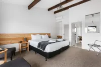 Cobblestone Court Motel - Wenzel Motels