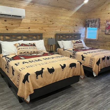 Cabin Unit 4 of 6 with AC and WiFi in serene Paige