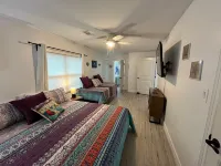 Pelican Place--lit dock, crab cages, W/D, 5 TVs, gameroom, fully stocked kitchen