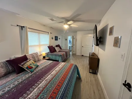 Pelican Place--lit dock, crab cages, W/D, 5 TVs, gameroom, fully stocked kitchen