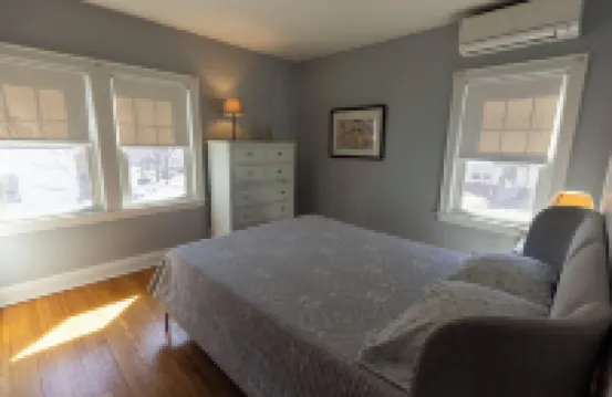 Sunny upstairs 1-bedroom apartment with AC, WiFi in charming Minneapolis