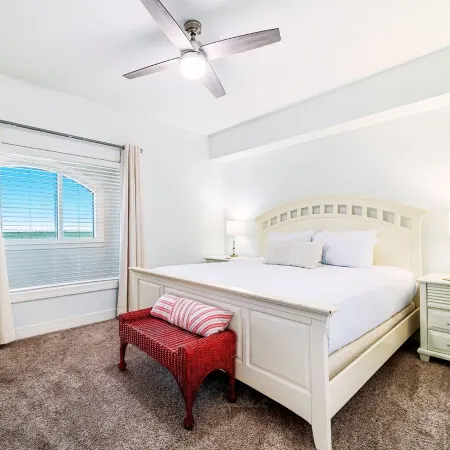 Luxe 4BR Beachfront Condo, Insane Gulf Views, Infinity Pool, Indoor Pool/Hot Tub