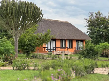 Ihamba Lakeside Safari Lodge Отели в г. Касесе