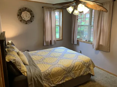 The Cottage is on 450 acres w/hot tub, Private 4wheeler trails