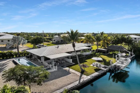 A Serene Florida Escape in Big Pine Key 3 bed 2 bath house, pool, dock, sleep 8