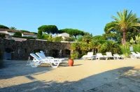 Apartment with pool, 300m beaches Tahiti, Moorea, Ramatuelle, St-Tropez.