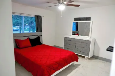 Modern Home with Private near the Hard Rock Stadium, Beach, Casino Hotels near Walmart Supercenter