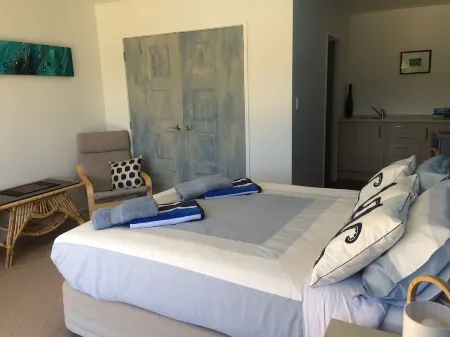 Incredible harbour views, secluded four bedroom character villa, private drive Отели в г. Уангароа