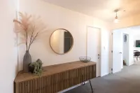 Spacious Large Modern Apartment in Fantastic Location