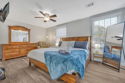 Townhome in ATL Suburbs + Backyard + Parking! Hotel in zona Azalea Park Boardwalk, Roswell