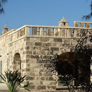 Carefully renovated, located in the very calm countryside with seaview