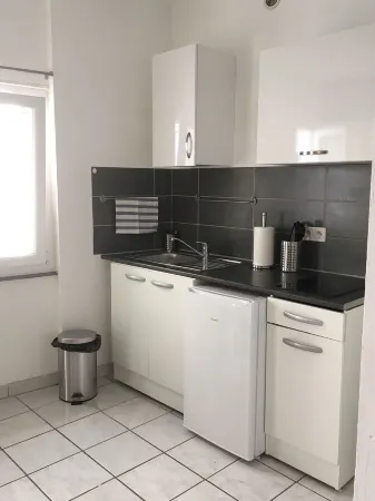 Superb modern studio in typical neighborhood