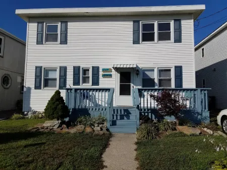 Charming Beach block getaway! Leave your sheets, towels at home! You're on VACA!