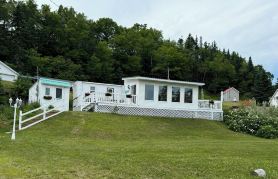 Tide’s Edge Escape: Cozy 2-Bed Cottage/Camper with Sea Views