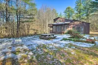 Spacious Catskill Mountains ski cabin with fire pit