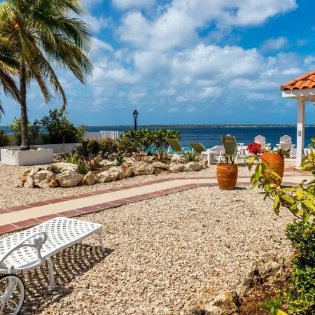 Charming oceanfront villa, great house reef near restaurant and dive operation