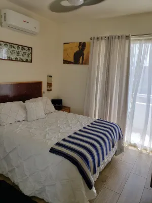 Beautifully updated apartment-like condo with roof top pool!  (24/7 security) Hotels in 