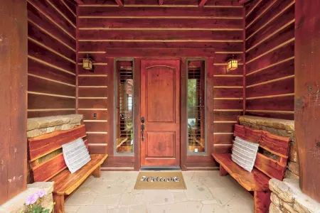 Lakeview Cabin w/ Resort Style Pools, pickleball, N. Shore Marina on Lake Travis