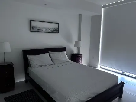 Modern building, centrally-located condo,2 bedrooms/2 bathrooms, parking space. Отели рядом с достопримечательностью «Парк Дорал Сентрал»