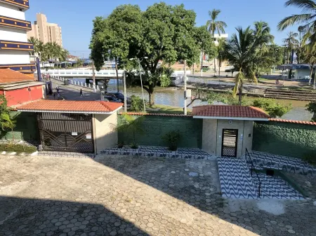 Kitnet in Mongaguá Отели в г. Монгагуа