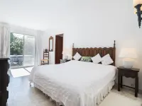 Traditional 3 bedroom villa with great pool in the heart of Vale do Lobo 阿爾曼西爾住宿飯店