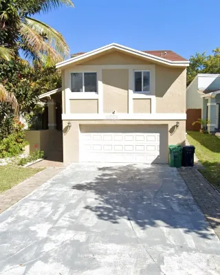 New Miami Townhouse On Lake SU For Families 3Bd, 1Bth, 5 Per