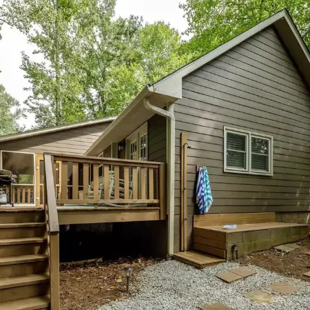 Lake Cottage + Party Dock + Fire Pit + Game Room + Loft