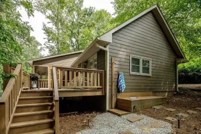 Lake Cottage + Party Dock + Fire Pit + Game Room + Loft Scoutland附近的飯店