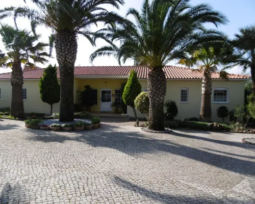 Bungalow with apartment in a quiet location and large pool Hotels in Budens