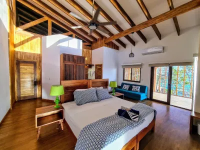 BEACHFRONT LUXURY -180° BAY VIEWS -INFINITY POOL - AND STUNNING OUTDOOR SPACES Hotels in 