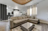 Custom built Tuscan beauty 4br3ba 12+guests; 5min drive to Dana Peak park & lake