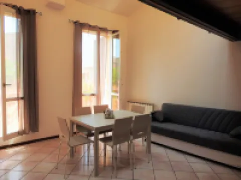 Large duplex apartment sleeps 5, private parking space, in the center