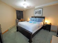 Indoor pool & hot tub. Beautiful 2 bedroom condo within 3 min walk to village. Hotel in zona Big White Ski Resort