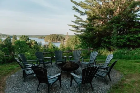 Newly Renovated Secluded Cottage Отели в г. Port Sydney