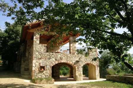 Large gite with PRIVATE POOL welcoming up to 13 people all year round Отели в г. Рокль