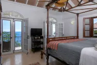 Stunning Views! Infinity Pool.  South Shore Home. Hotels in 