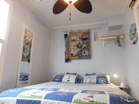 Modern Cottage - Fast WIFI, Gas grill, boats, golf, FENCED yard - lg/sm DOGS