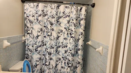 Convenient/family friendly home with yard driveway Отели рядом с достопримечательностью «Серебряная весна»