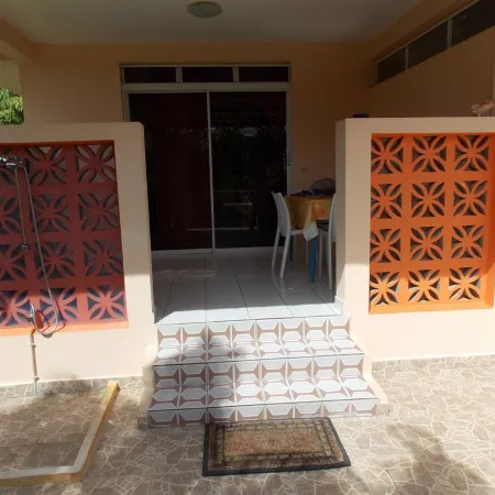 SEASONAL RENTAL IN VILLA WITH GARDEN - QUIET AREA - BEACH 300m