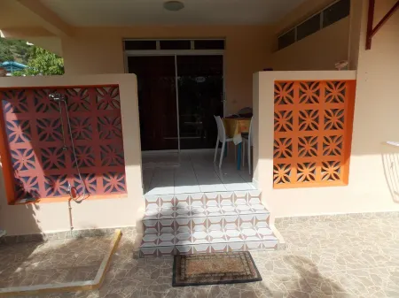 SEASONAL RENTAL IN VILLA WITH GARDEN - QUIET AREA - BEACH 300m Отели в г. Лез Анс-д'Арле