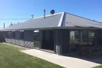 Modern 4 bedroom holiday home. Unlimited wifi
