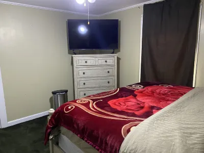 Three bedroom 5 minutes to state university & town,  10 min to baptist hospital Hotels near Salem Lake Park