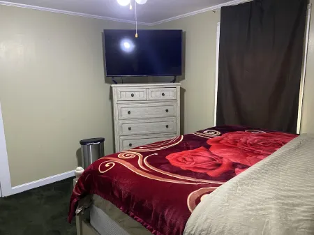 Three bedroom 5 minutes to state university & town,  10 min to baptist hospital Отели рядом с достопримечательностью «Университет Северная Каролина Скул оф Артс»