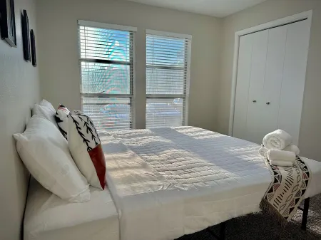 Spacious modern 2 bdrm apt with pool, washer/dryer, internet, great location