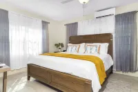 Lovely & spacious apartment in Grace Bay, Providenciales - AC, WiFi, Smart TV