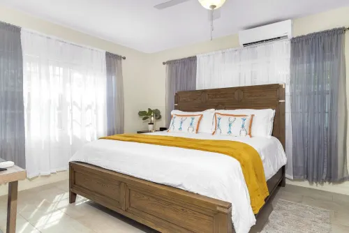 Lovely & spacious apartment in Grace Bay, Providenciales - AC, WiFi, Smart TV