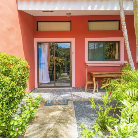 Las Palmas Oasis: One Bedroom w/ Loft, NEW Kitchen!
