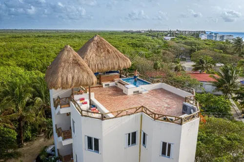 Awesome 2 BDR apartment, safe, clean, WiFi, and only  steps from the beach.