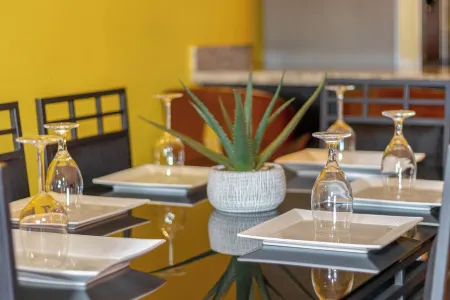 Modern Villa/ Fully AC/ Gated 24/7 Security, 5-10 mins to Attractions/ Ocho Rios