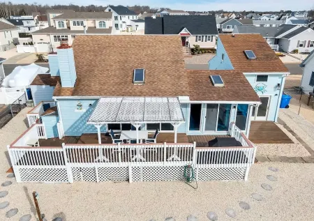 Lagoon-front home just minutes from the beach!